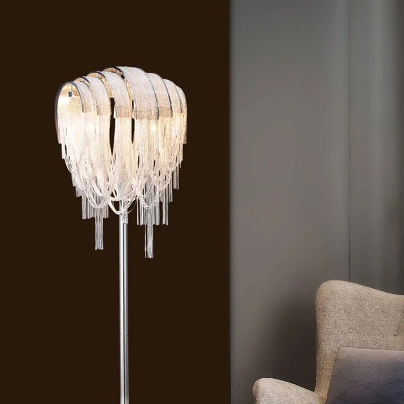 Lampadaire Design "Splendeur en Métal"