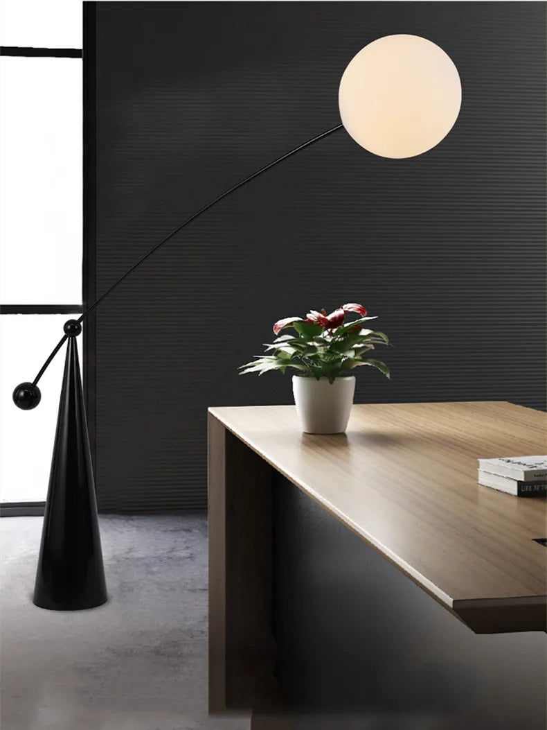 Lampadaire Design Italien "Arc Minimaliste"